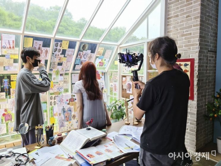 '갤럭시S20'로 영화를 촬영하는 모습