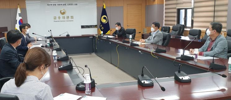 은성수 금융위원장이 4일 서울 종로구 정부서울청사에서 금융시장 점검회의를 진행하고 있다.