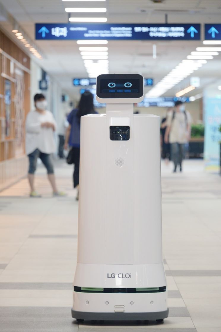 서울 종로구 서울대학교병원 대한외래에 공급한 LG 클로이 서브봇. [이미지출처=연합뉴스]