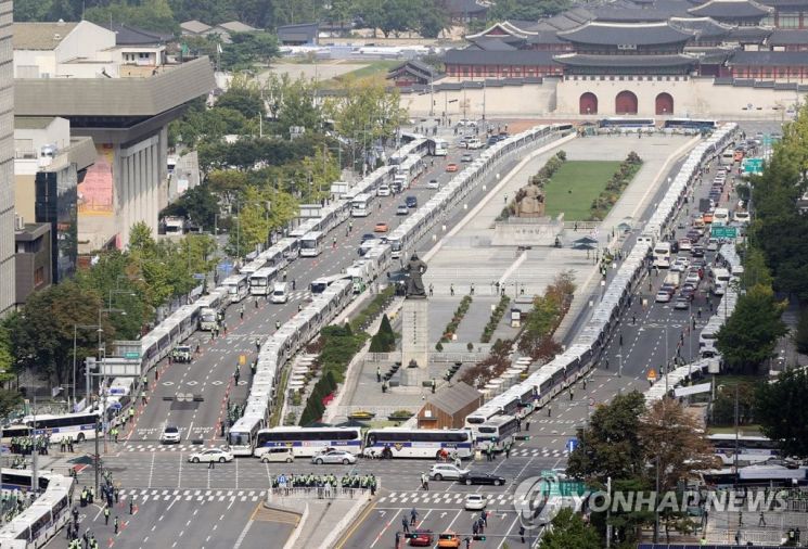 개천절인 지난해 10월3일 오전 서울 광화문 도로에 돌발적인 집회·시위 등을 차단하기 위한 경찰 버스가 줄지어 서 있다. / 사진=연합뉴스