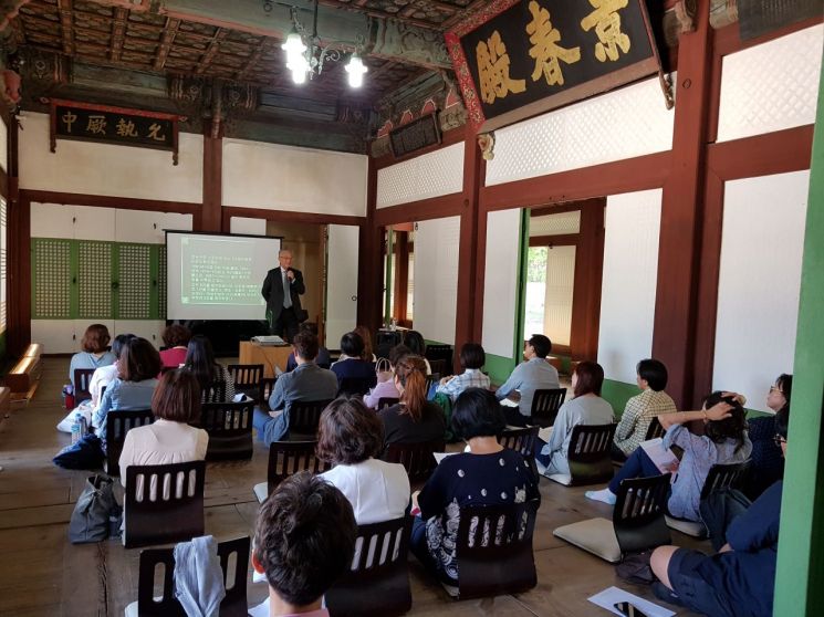 창경궁에 동물조각과 단청이 있는 이유는…