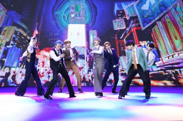 MTV '비디오 뮤직 어워드'에서 '다이너마이트' 공연하는 방탄소년단[사진=빅히트 엔터테인먼트 제공]