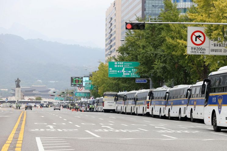 개천절인 지난 3일 오전 서울 종로구 광화문광장 주변의 돌발적인 집회·시위 등을 차단하기 위해 경찰 버스가 줄지어 서 있다. / 사진=연합뉴스
