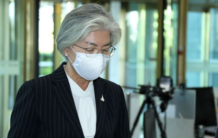 강경화 외교부 장관이 5일 오후 외부 일정을 마친 뒤 서울 종로구 도렴동 외교부 청사에 들어서고 있다. / 사진=연합뉴스