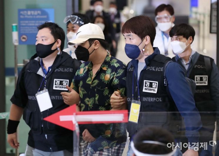 성범죄자의 얼굴과 이름 등 신상을 무단으로 공개하는 인터넷 사이트 '디지털 교도소' 1기 운영자 A씨가 6일 인천국제공항 1터미널을 통해 강제 송환되고 있다. /문호남 기자 munonam@