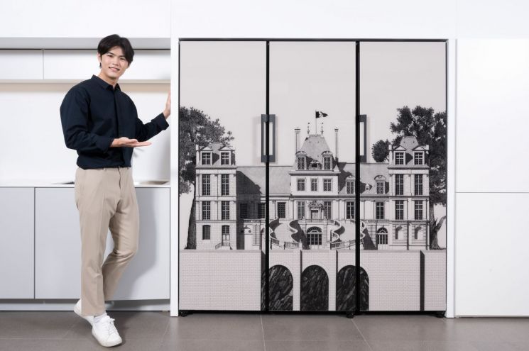 삼성전자 모델이 삼성디지털프라자 강남본점에서 프랑스 유명 일러스트레이터 티보 에렘의 '퐁텐블로 성' 도어 패널 디자인이 적용된 비스포크(BESPOKE) 냉장고 신제품을 소개하고 있다.

[사진제공=삼성전자]