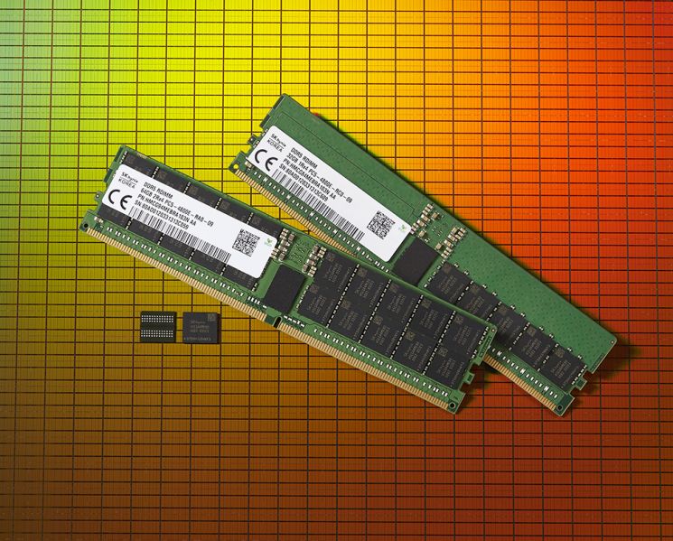 SK하이닉스가 세계최초로 출시한 2세대 10나노급(1ynm) DDR5 D램 (사진제공=SK하이닉스)