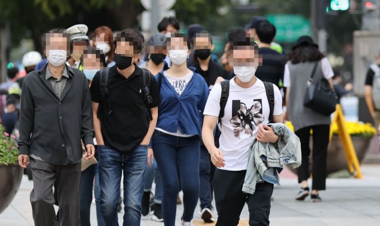 정부가 오는 13일부터 신종 코로나바이러스 감염증(코로나19) 방역을 위한 '마스크 착용 의무화 행정명령'을 시행한다. 혼선 방지를 위해 30일간 계도기간을 두고 다음 달 13일부터 이를 위반하면 최고 10만원의 과태료를 내야 한다. 사진은 지난 4일 오후 서울 광화문사거리에서 마스크를 착용한 시민들 모습. [이미지출처=연합뉴스]