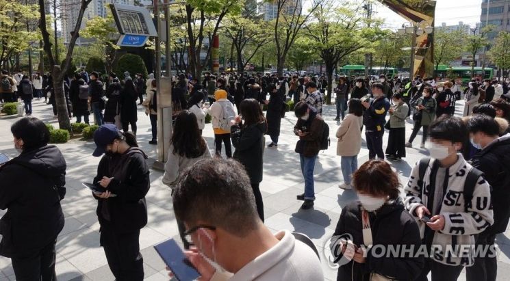 지난4월23일 오전 서울 구로구 구로동 신도림 테크노마트 앞에서 시민들이 닌텐도 스위치 동물의숲 에디션 구매 응모를 하기 위해 줄지어 기다리고 있다. [이미지출처=연합뉴스]