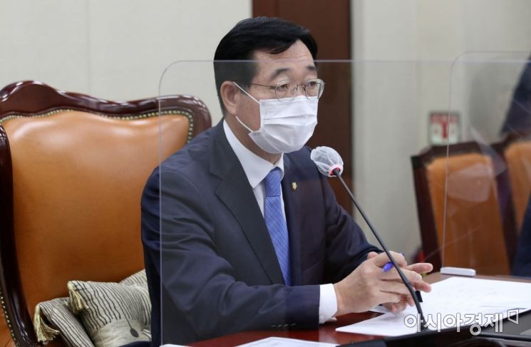민홍철 국회 국방위원장이 6일 오전 국회에서 열린 국방위원회 전체회의를 주재하고 있다./윤동주 기자 doso7@