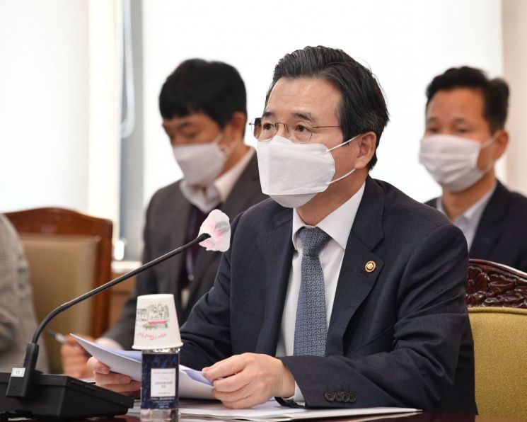 김용범 기획재정부 차관이 6일 정부서울청사에서 열린 '범정부 필수노동자 TF 출범 회의'에 참석, 모두발언을 하고 있다.