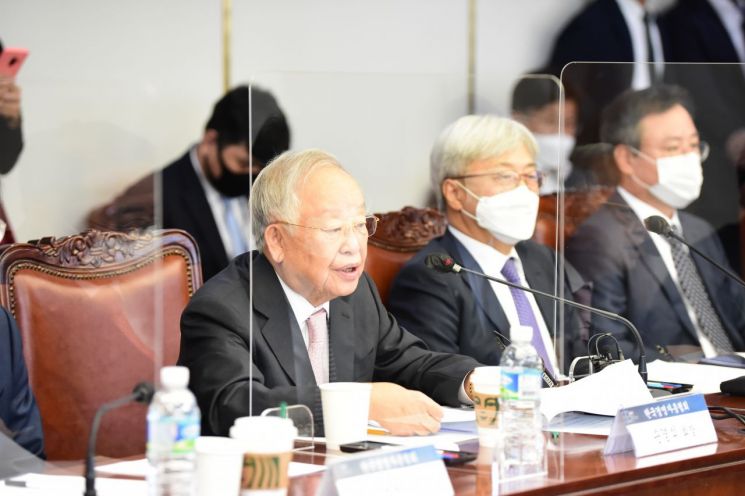 손경식 경총 회장이 6일 마포구 경총회관에서 더불어민주당 이낙연 대표에게 '기업규제 3법 개정안' 통과와 관련, 재계의 우려를 전달하고 있다.