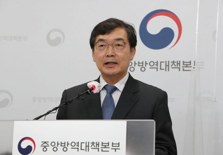 성백린 연세대 생명공학과 교수가 6일 오후 충북 청주시 질병관리청에서 인플루엔자(독감) 백신관련 품질검사 및 현장 조사 결과를 설명한 뒤 이어진 취재진의 질문에 답변하고 있다.<이미지:연합뉴스>