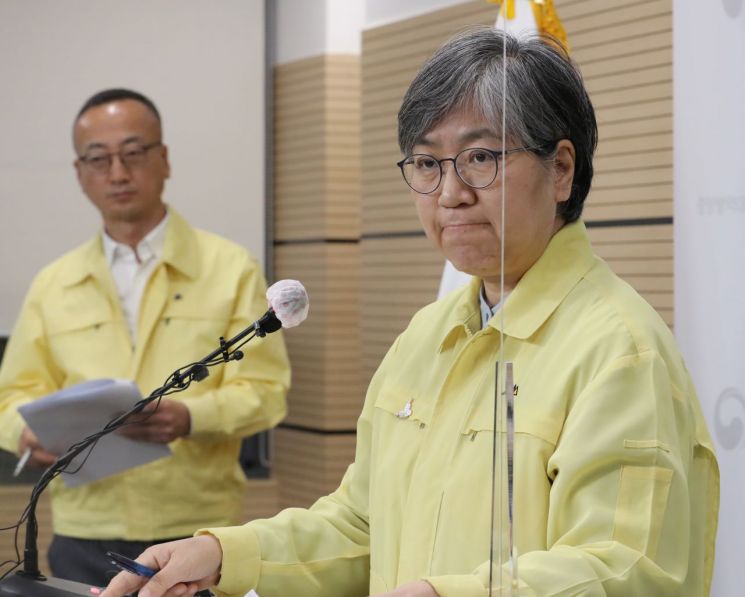 정은경 중앙방역대책본부장(질병관리청장)이 6일 오후 충북 청주시 질병관리청에서 인플루엔자(독감) 백신관련 품질검사 및 현장 조사 결과를 설명한 뒤 취재진의 질문을 받고 있다.<이미지:연합뉴스>