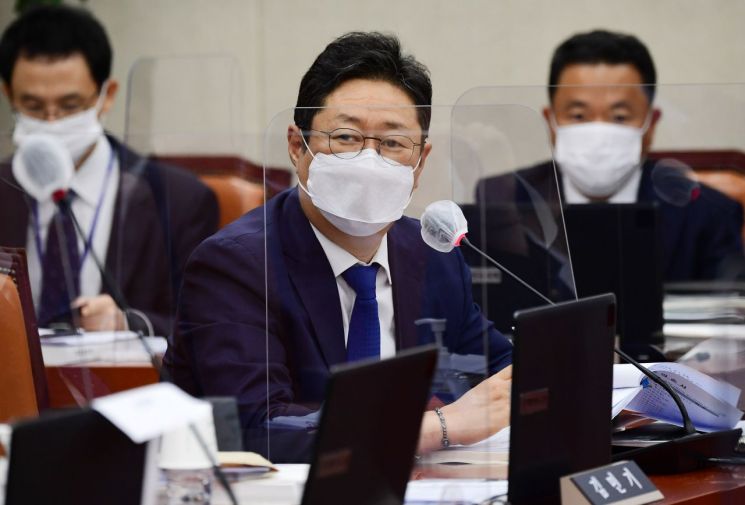 황희 더불어민주당 의원이 지난달 16일 국회에서 열린 서욱 국방부 장관 후보자 인사청문회에서 질의하고 있다. [이미지출처=연합뉴스]