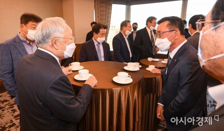 손경식 한국경영자총협회 회장이 7일 서울 중구 롯데호텔에서 열린 '경총 회장단 회의'에 참석해 회의에 앞서 회장단과 의견을 나누고 있다./강진형 기자aymsdream@