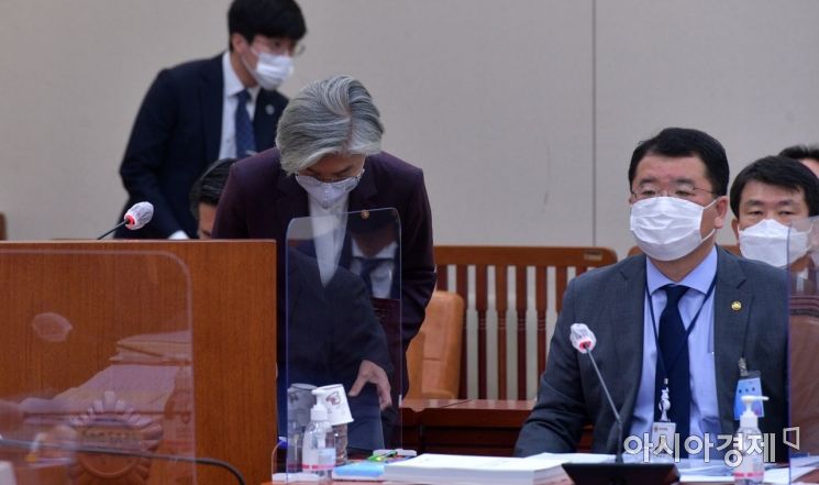 [포토] 고개숙이는 강경화 장관