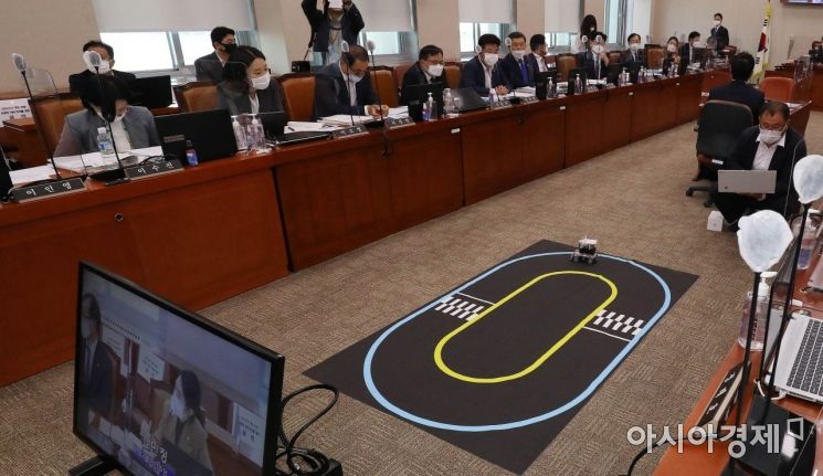 고민정 더불어민주당 의원이 7일 국회에서 열린 산업통상자원중소벤처기업위원회의에 산업통상자원부에 대한 국정감사에서 자율주행 관련 기술을 시연하는 모습./윤동주 기자 doso7@
