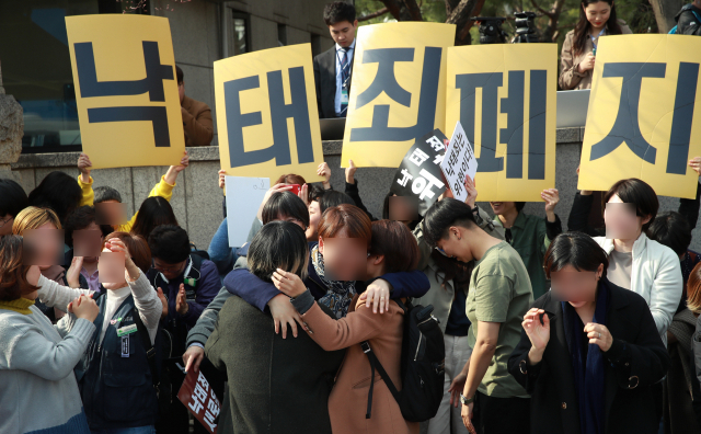 지난해 4월 낙태죄 폐지를 주장하는 시민사회단체 회원들이 서울 종로구 재동 헌법재판소 앞에서 낙태죄 헌법 불합치 선고와 관련 기자회견을 마친 뒤 서로 포옹하는 모습.사진=연합뉴스