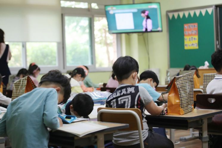 정치색 드러낸 EBS 강사들…"보수는 재산·권력 가진 사람?"