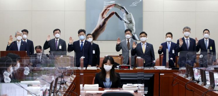 일 국회에서 열린 과학기술정보방송통신위원회 국정감사에서 최기영 과학기술정보통신부 장관(왼쪽)과 간부들이 선서하고 있다. [이미지출처=연합뉴스]