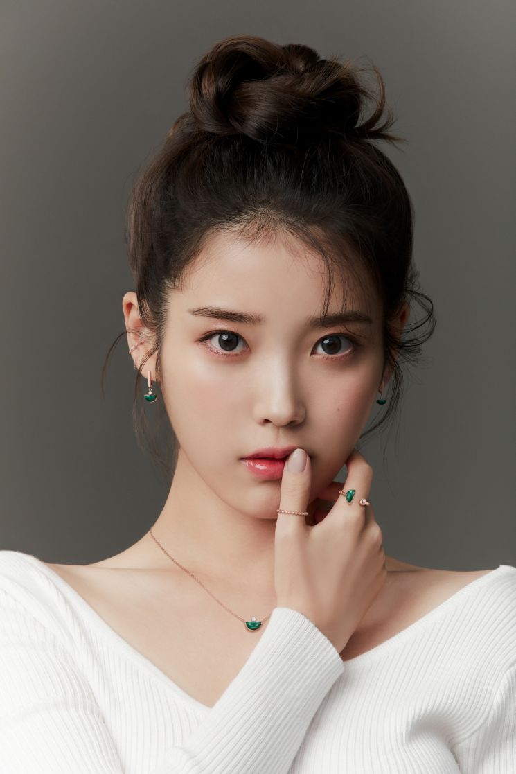 아이유, 인형 비주얼로 시선 강탈