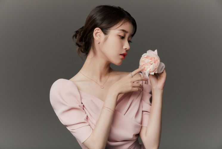 아이유, 인형 비주얼로 시선 강탈