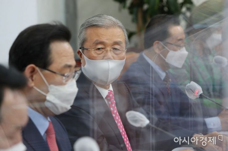 김종인 국민의힘 비대위원장이 8일 국회에서 열리 비상대책위원회의에 참석, 모두발언을 하고 있다./윤동주 기자 doso7@