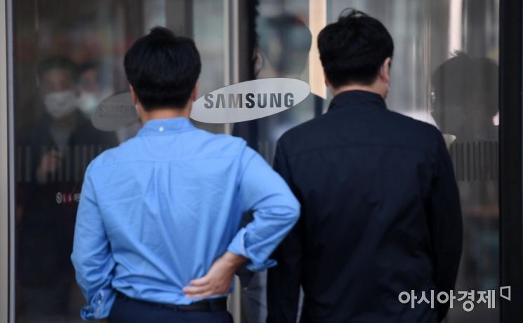 삼성전자가 연결 기준 올해 3분기 영업이익이 12조3천억원으로 지난해 동기보다 58.1% 증가한 것으로 잠정 집계됐다고 공시한 8일 서울 서초구 삼성전자 사옥 모습. 매출은 66조원으로 작년 동기 대비 6.45% 증가했다./김현민 기자 kimhyun81@