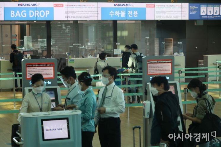 한일 기업인 특별입국절차가 시행된 지난 8일 인천국제공항 2터미널 출국장에서 이용객들이 일본 도쿄 나리타행 출국 절차를 밟는 모습. /문호남 기자 munonam@