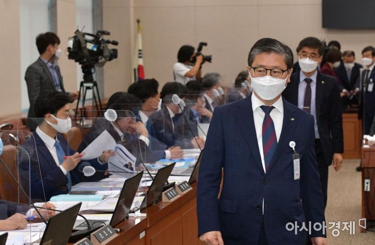 변창흠 한국토지주택공사(LH)사장이 10월8일 국회에서 열린 국토교통위원회에 한국토지주택공사 등에 대한 국정감사에 출석, 증인선서를 마친 후 선언문을 진선미 위원장에게 전달후 돌아서고 있다./윤동주 기자 doso7@