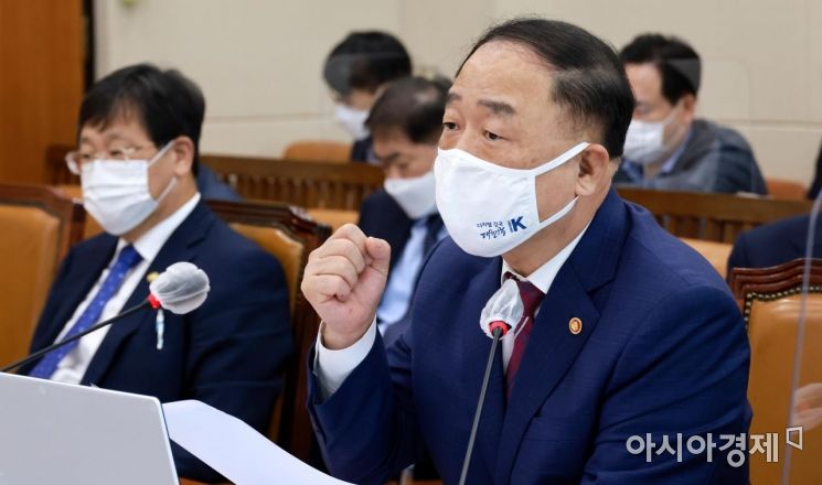 홍남기 경제부총리가 8일 국회에서 열린 기획재정위에 기획재정부에 대한 국정감사에 출석, 의원들의 질의에 답하고 있다./윤동주 기자 doso7@
