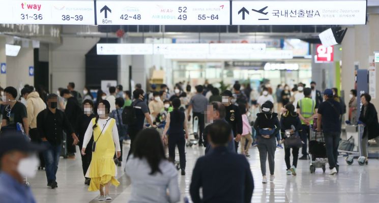 "연휴 집콕 하라더니 호텔은 만실…나 혼자 방역하면 뭐하나 허탈"