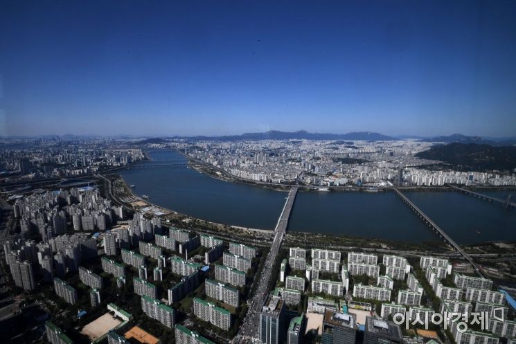 절기상 한로(寒露)이자 완연한 가을 날씨를 보인 8일 서울 송파구 롯데월드타워 전망대 서울스카이에서 바라본 도심 위로 파란 가을 하늘이 펼쳐져 있다./김현민 기자 kimhyun81@
