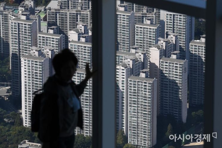 서울 아파트 가격이 18주째, 전셋값은 67주째 상승세를 이어간 8일 서울 롯데월드타워 전망대 서울스카이에서 바라본 서울 시내 아파트 단지 모습. 이날 한국감정원이 발표한 주간 아파트 가격 동향에 따르면, 5일 기준 서울 아파트 매매가격은 0.01%, 전세값은 0.08% 올라, 전주 상승폭 대비 0.01%p 줄어드는 데 그쳤다./김현민 기자 kimhyun81@