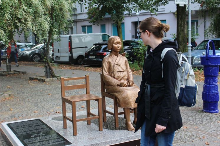 독일 수도 베를린에 설치된 '평화의 소녀상'을 지나가던 시민이 바라보고 있다.(사진출처=연합뉴스)