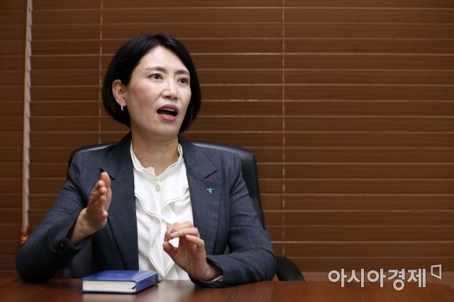 백미경 하나은행 전무가 8일 아시아경제와 인터뷰하고 있다. /문호남 기자 munonam@