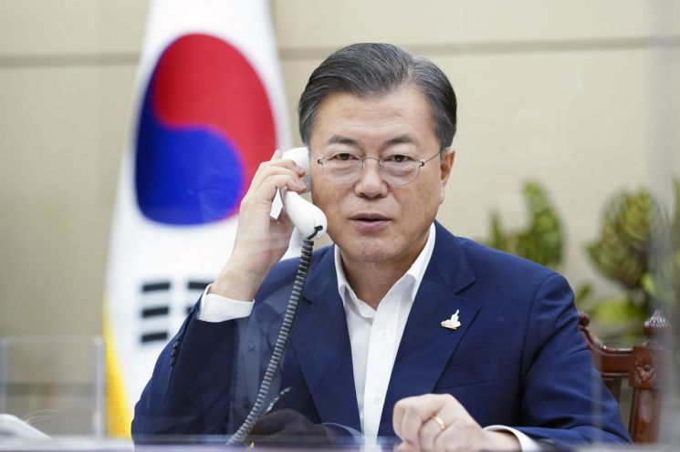 문재인 대통령이 지난달 28일 오후 청와대에서 블라디미르 푸틴 러시아 대통령과 통화하고 있다.