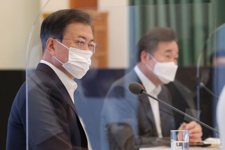 문재인 대통령이 8일 청와대에서 열린 '사회서비스원 돌봄종사자 영상 간담회'에서 돌봄종사자들의 경험담 및 애로사항을 듣고 있다. [이미지출처=연합뉴스]