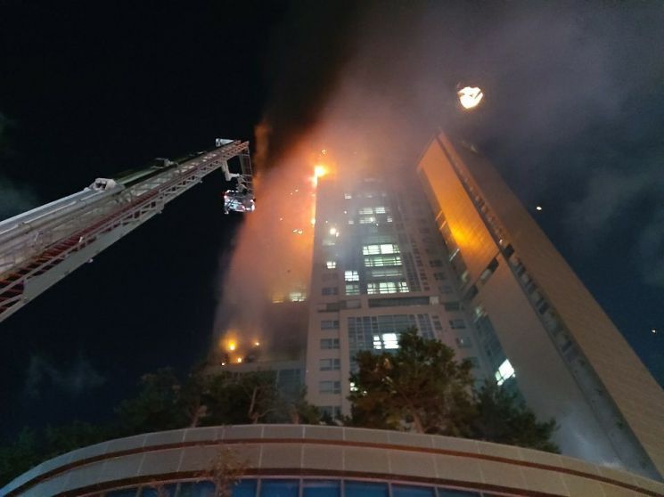 울산 33층 주상복합아파트서 대형 화재 … 53명 구조·경상 49명(종합)