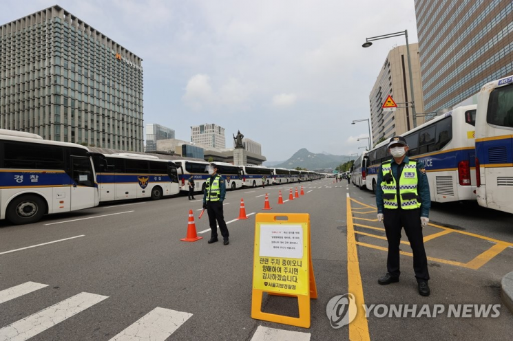 개천절이었던 지난 3일 서울 광화문광장 일대에 설치된 경찰 차벽 [이미지출처=연합뉴스]