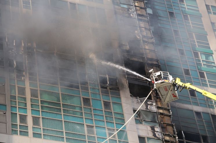 9일 오전 울산 남구 주상복합아파트 삼환아르누보 화재 현장에서 소방대원이 고가사다리 장비를 이용해 진화작업을 벌이고 있다.