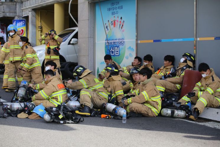 [포토] 울산 33층 주상복합아파트 진화 현장