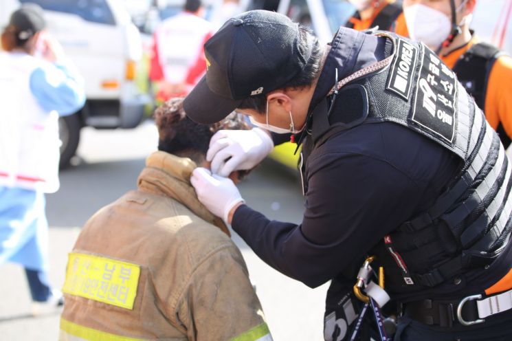 [포토] 울산 33층 주상복합아파트 진화 현장
