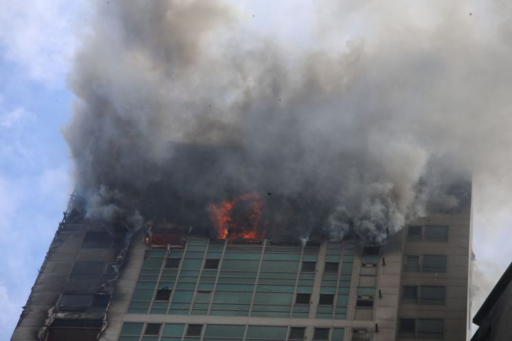 화염이 되살아 났다 … 울산 33층 아파트 11시간째 불