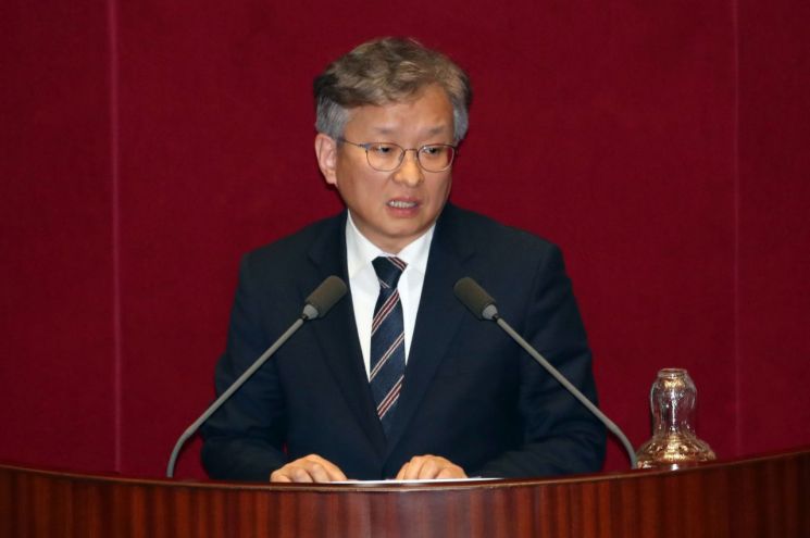 권칠승 더불어민주당 의원이 지난 3월 7일 오전 국회에서 열린 본회의에서 공직선거법(선거구 획정안) 일부개정법률안에 대해 토론하고 있다. [이미지출처=연합뉴스]
