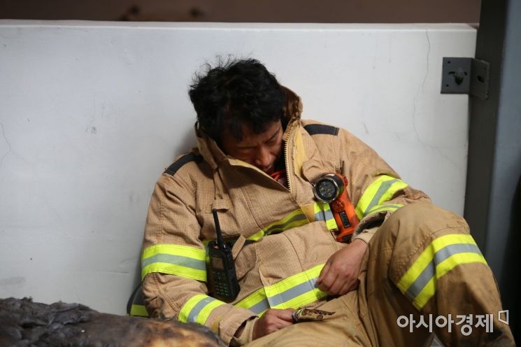 [포토] ‘잠 한숨 못잤다’ 울산 주상복합아파트 진화 현장