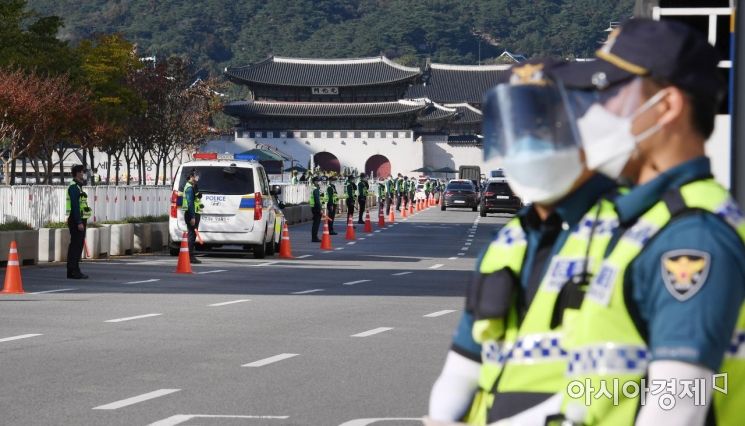 한글날인 9일 경찰이 도심 돌발적인 집회·시위 등을 차단하기 위해 광화문광장 일대를 통제하고 있다./김현민 기자 kimhyun81@