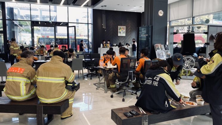 벤츠 매장에서 식사하는 울산 소방관들 '화제'