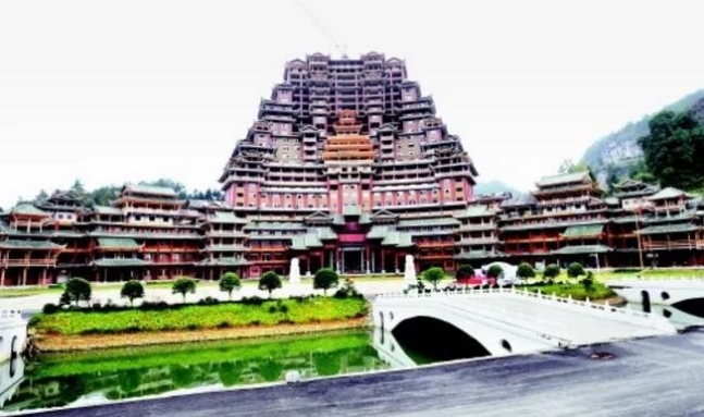 "너무 크고 흉물스러워"…철퇴 맞은 中 57m 초대형 관우 청동상